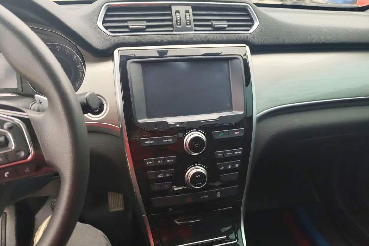 Used Haval H2 2018 Chuanxiang Edition Red Badge 1.5T Dual-Clutch Two-Wheel Drive Fashionable Model