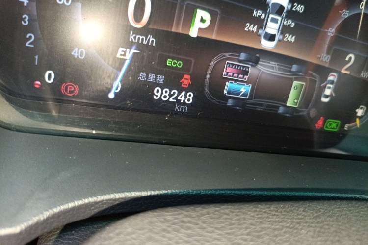 Used BYD Qin New Energy 2015 1.5T Dual-Crown Flagship Plus Edition Odometer Close Up