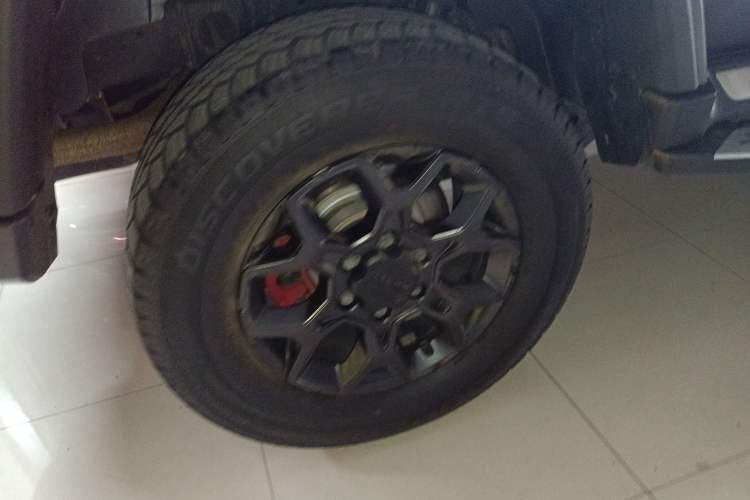 Used BAIC Off-Road BJ40 2021 2.0D Automatic Four-Wheel Drive Blade Hero Edition Pioneer Model Right Rear Wheel Hub