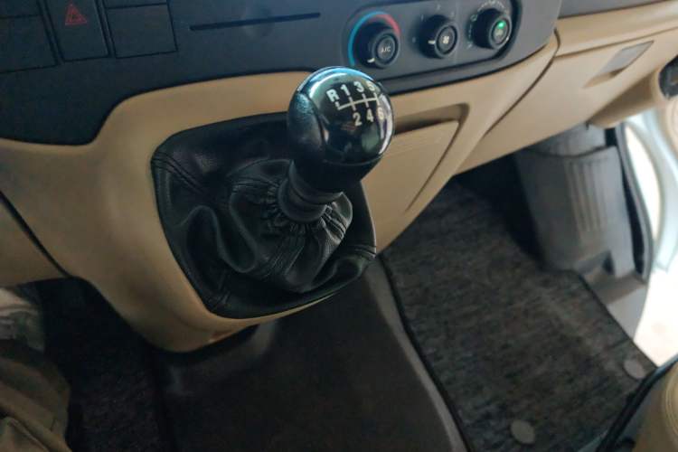 Used Ford Transit Custom 2019 2.2T Standard Version Short Wheelbase Mid-Roof 7-Seater China VI compliant Gear Lever