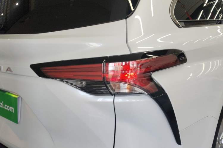 Used Toyota Sienna 2023 2.5L Hybrid Luxury Edition
