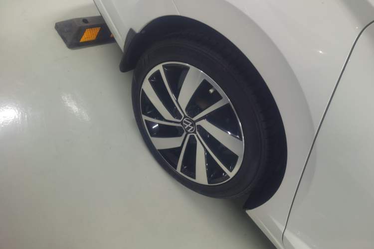 Used Volkswagen Sagitar 2023 300TSI DSG Excellence Edition Right Rear Wheel Hub