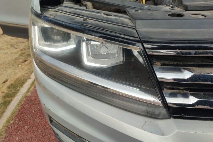 Used Volkswagen Tiguan L 2017 330TSI Automatic Two-Wheel Drive Comfort Edition Right Front Headlight