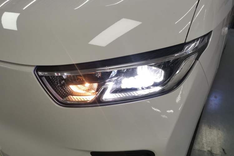 Used Wuling Yangguang 2024 300KM Comfort Version Passenger Van 75kW