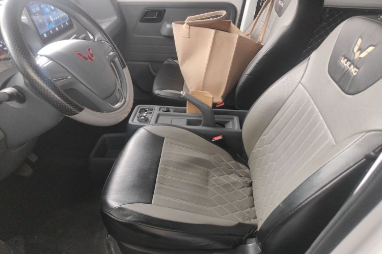 Used Wuling Yangguang 2024 300KM Comfort Version Passenger Van 75kW
