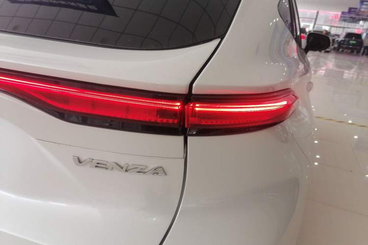 Used Toyota Venza 2023 2.0L CVT Two-Wheel Drive Luxury Edition
