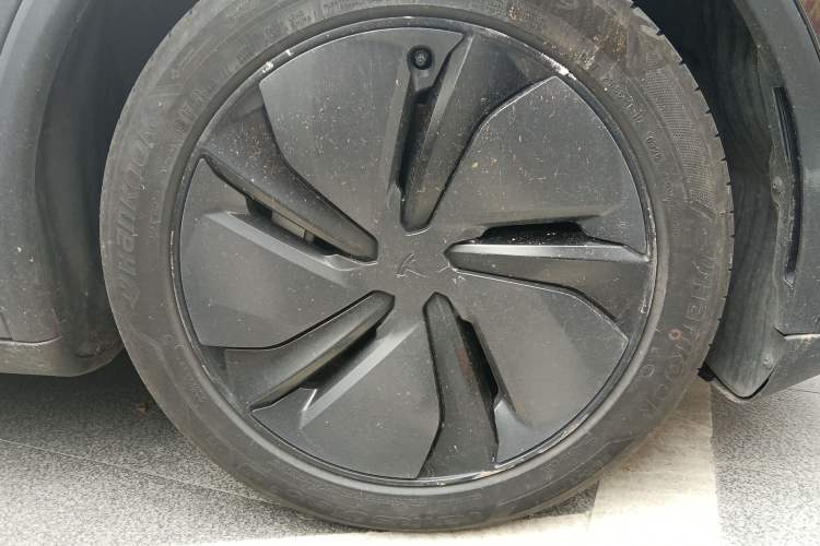 Used Tesla Model Y 2025 Long-Range All-Wheel Drive First Edition Right Front Wheel Hub