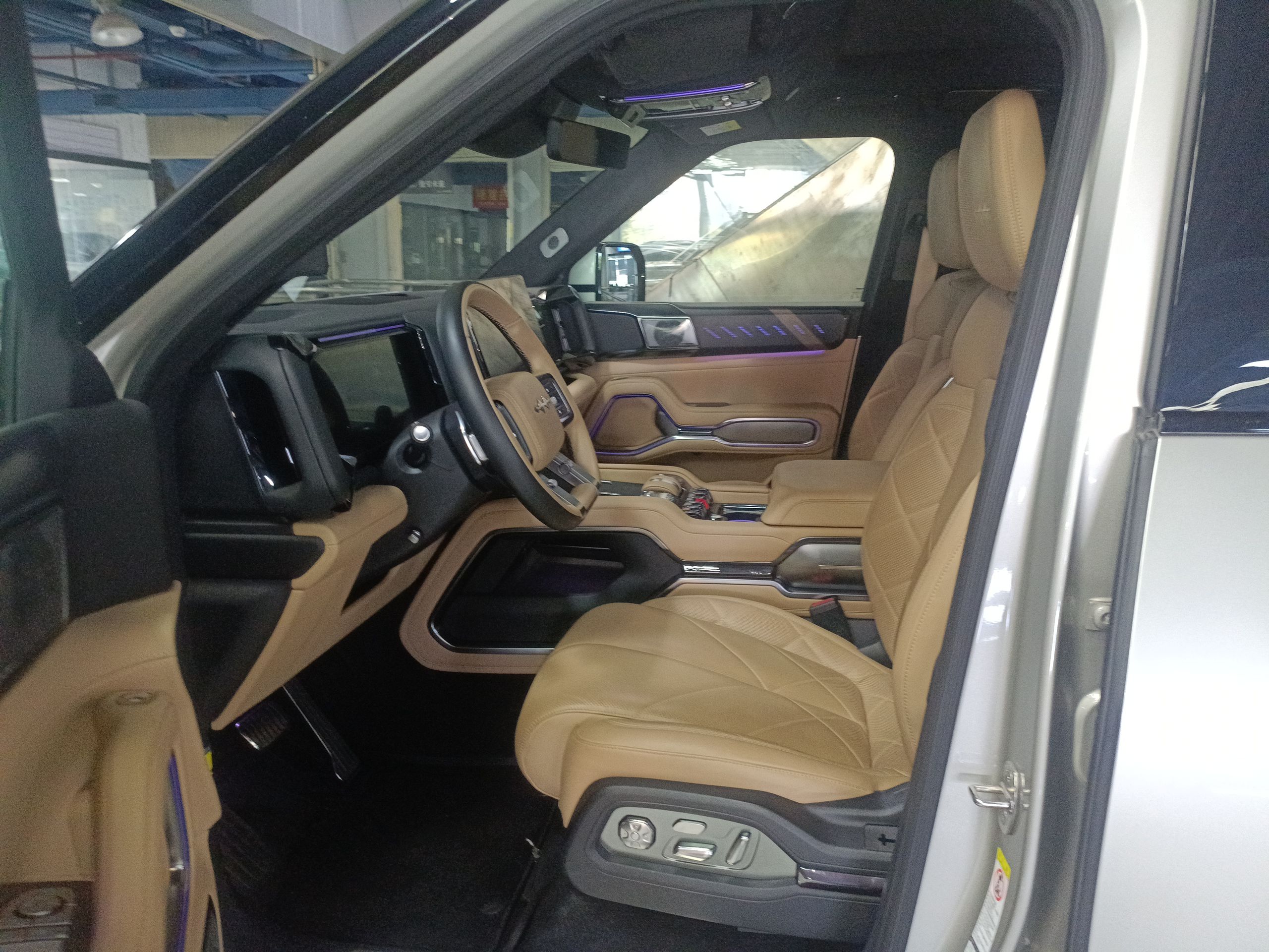 المقاعد الأمامية داخل السيارة