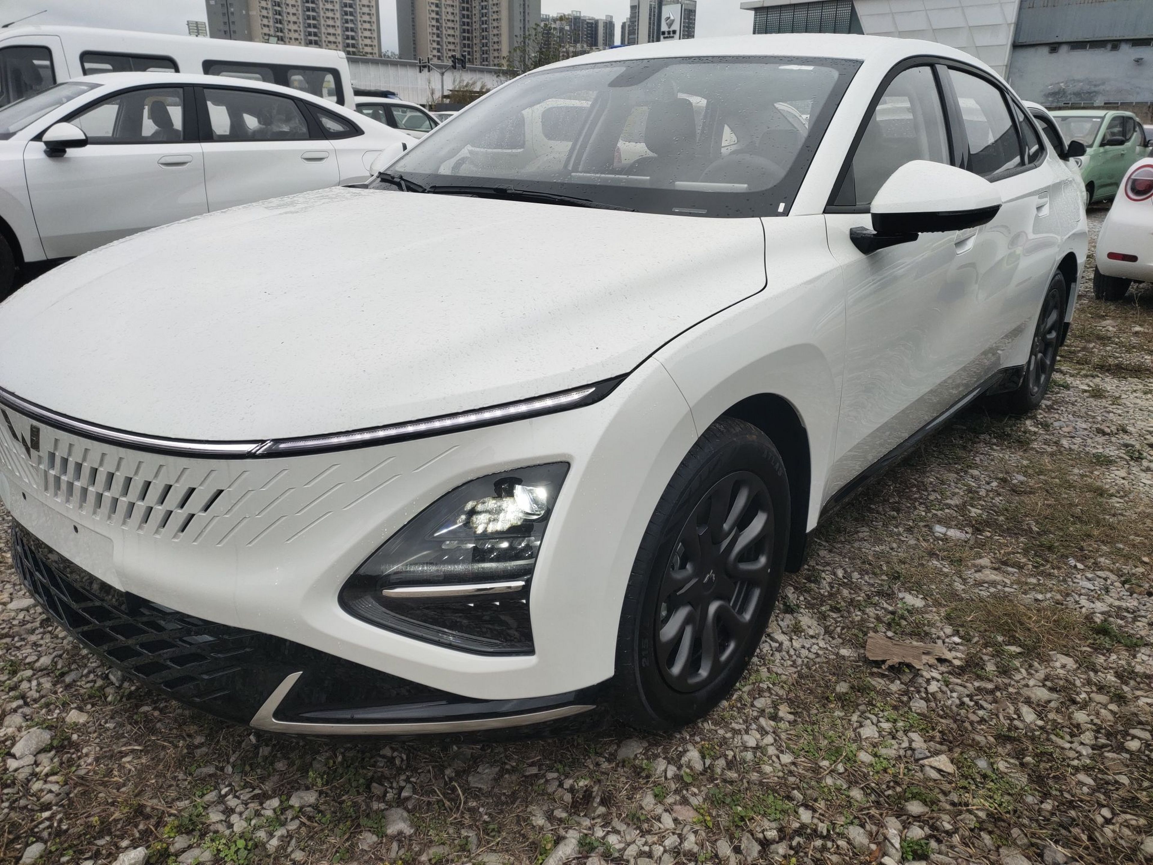 Под передней частью автомобиля