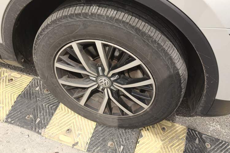 Used Volkswagen Tiguan L 2017 330TSI Automatic Two-Wheel Drive Luxury Edition Right Front Wheel Hub