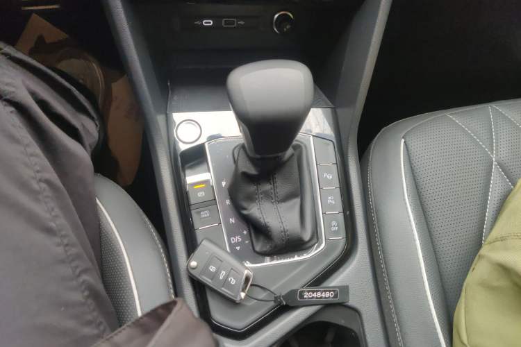 Used Volkswagen Tiguan L 2022 330TSI Automatic Two-Wheel Drive R-Line Enhanced Edition Gear Lever