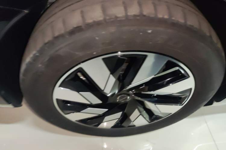 Used Volvo EM90 2025 Ultra Six-Seater
