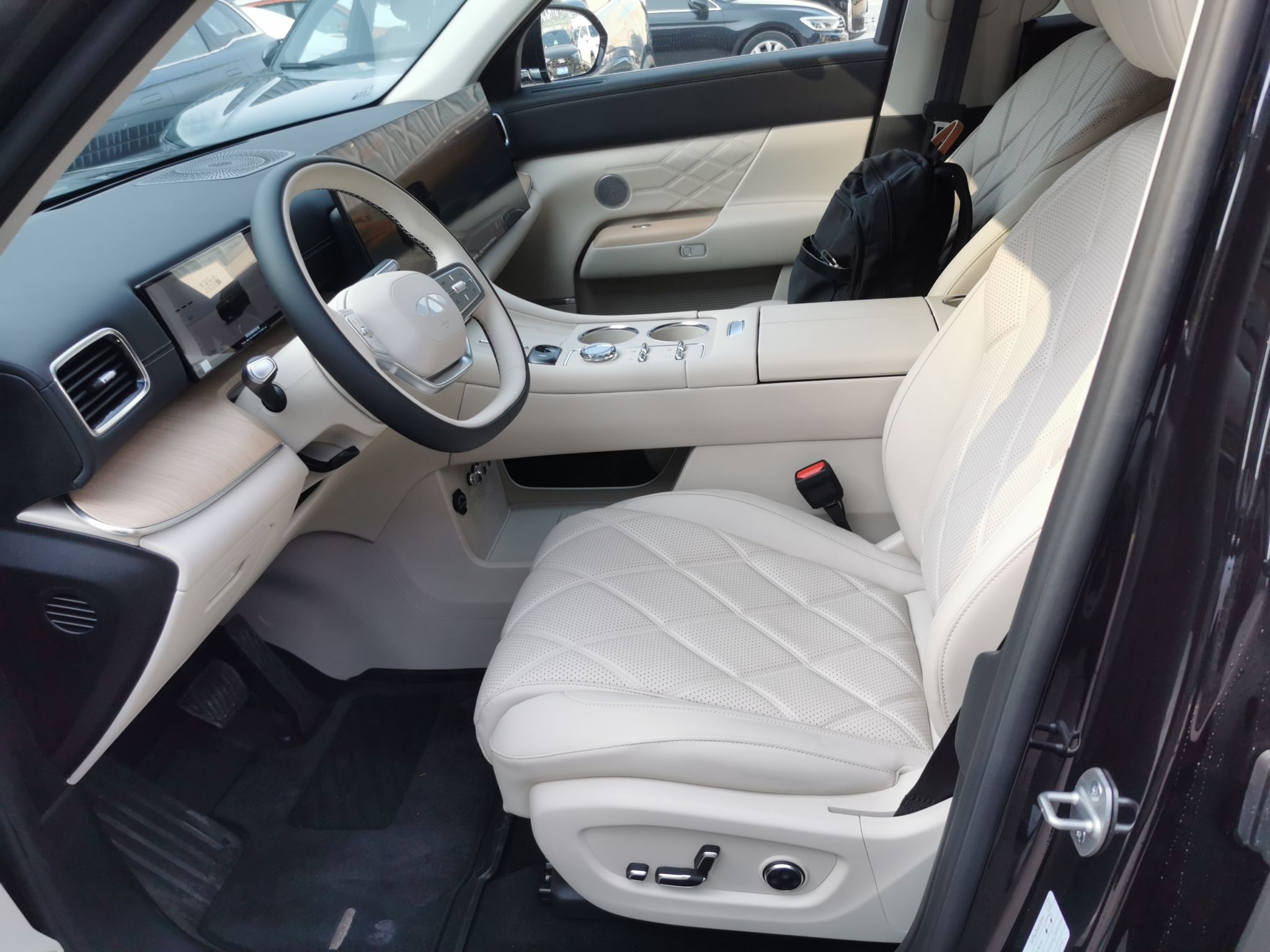 Переднее сиденье в автомобиле