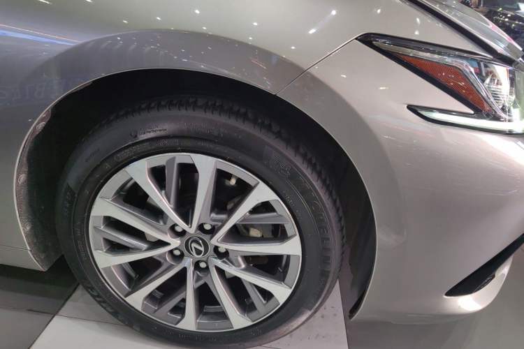 Used Lexus ES 2018 300h Premier Edition China VI Standard Right Front Wheel Hub