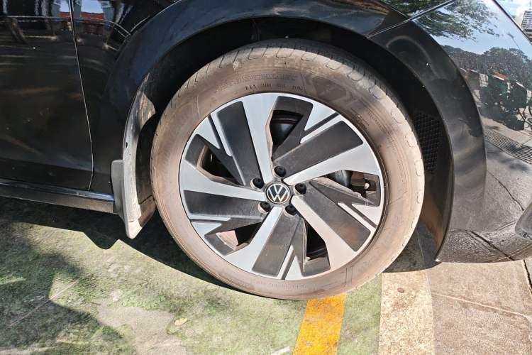 Used Volkswagen Magotan 2024 300TSI DSG Prestige Edition—A Real Eye-Catcher Right Front Wheel Hub