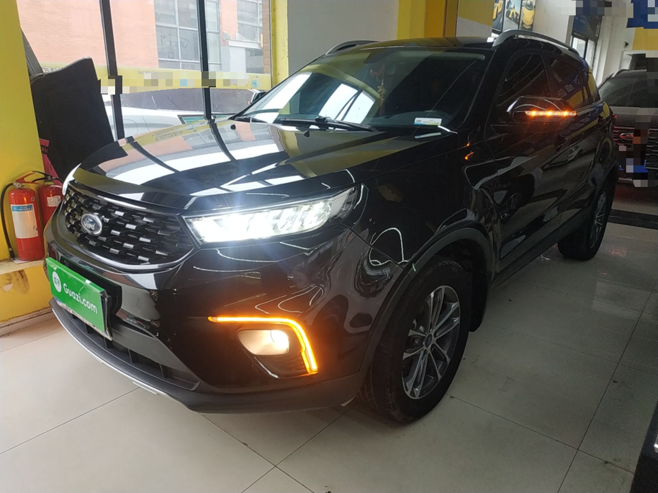 تحت مقدمة السيارة