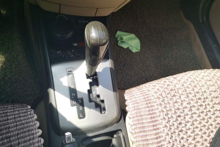 Used Hyundai Celesta 2011 1.6L Automatic Comfort Edition Gear Lever