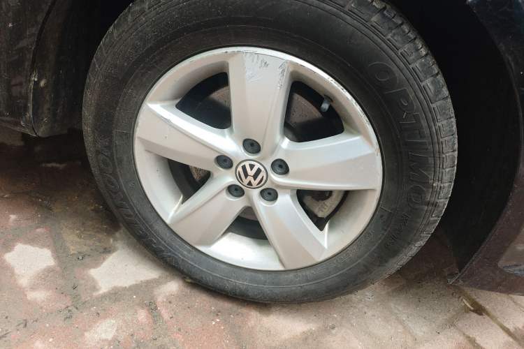 Used Volkswagen Lavida 2011 1.6L Automatic PinYou Edition Right Front Wheel Hub