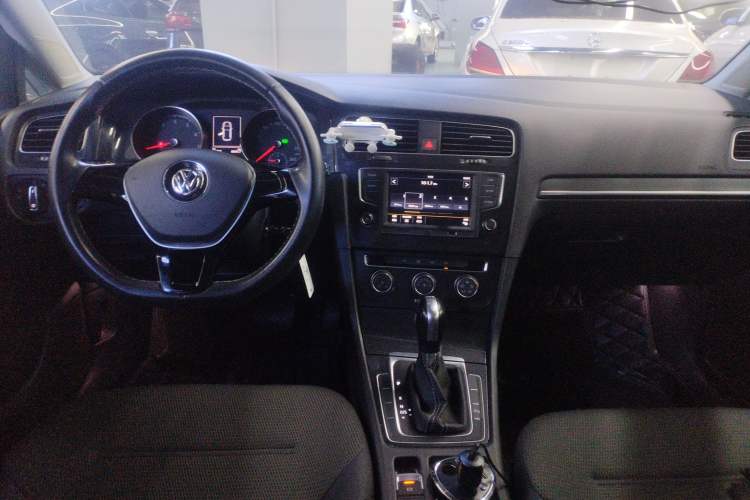 Used Volkswagen Golf 2017 230TSI Automatic Comfort Edition – Celebrating Milestone of One Million Units Center Console