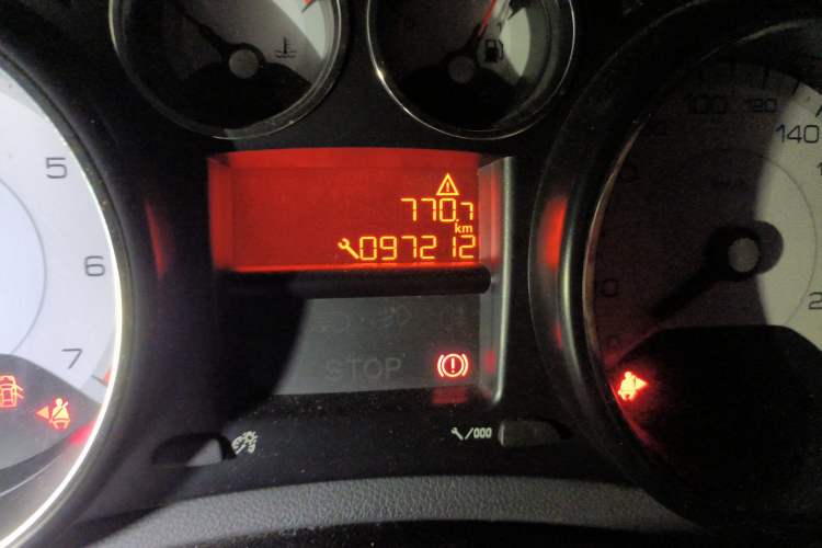 Used Peugeot 308 2014 Enjoy Edition Classic 1.6L Manual YouShang Model Odometer Close Up