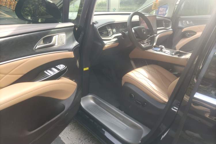 Used Denza D9 2024 DM-i 970 Luxury Model
