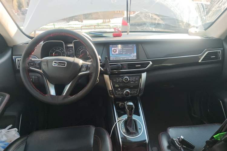 Used Zotye Domy X5 2015 1.5T CVT ZhiXian Model China IV Standard Center Console