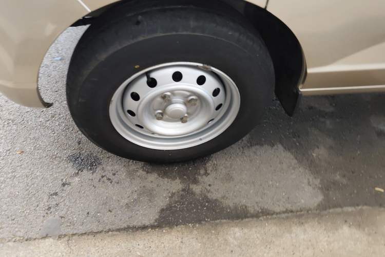 Used Wuling Rongguang S 2023 1.5L Base Version 5/7 Seats Left Front Wheel Hub