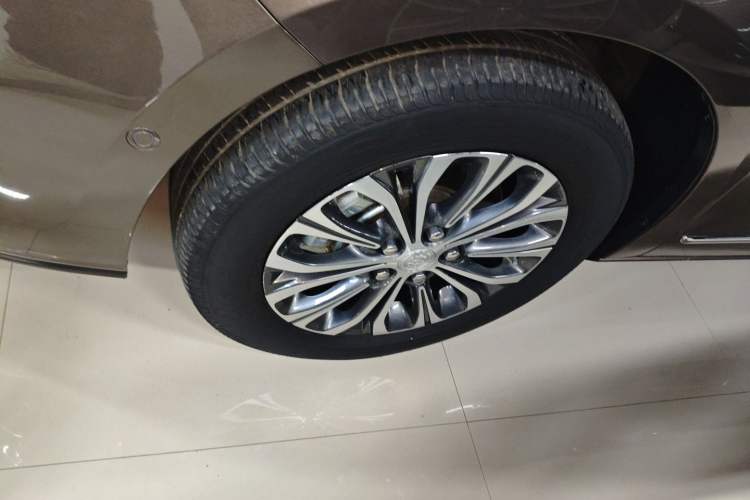 Used Buick GL8 2021 Land Cruiser Executive Class 652T Smart Luxury Model Left Front Wheel Hub