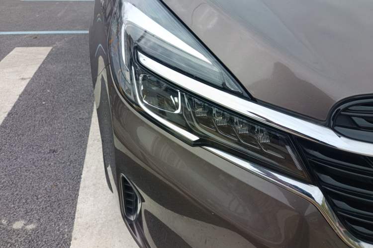 Used Buick GL8 2022 Land Cruiser Executive Class 652T Comfort Model Right Front Headlight