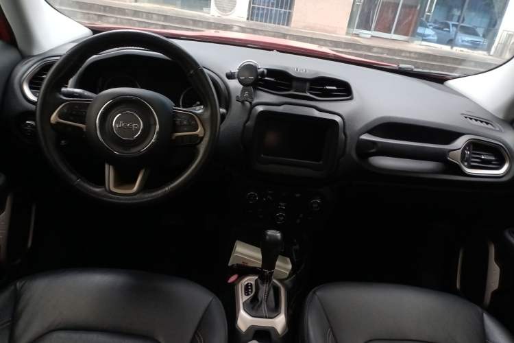 Used Jeep Renegade 2018 Connected Large Screen Version 180T Automatic Smart Version
