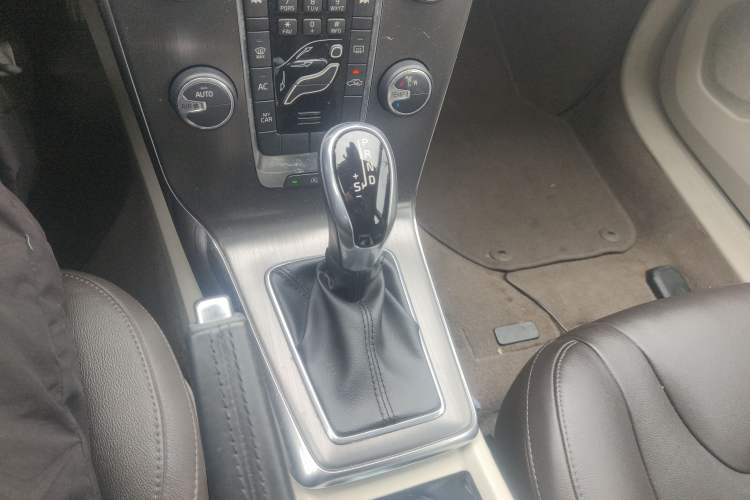 Used Volvo V40 2015 1.6T Zhiyi Edition