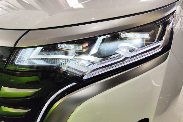 Used Denza D9 2022 DM-i 970 Four-Wheel Drive Flagship Model
