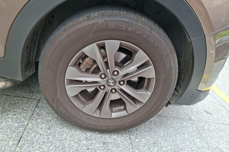 Used Hyundai Santa Fe 2013 2.4L Automatic Two-Wheel Drive Smart Version Right Front Wheel Hub