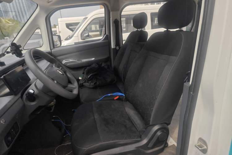 Used Foton Scenic i7 2025 Professional Logistics Short Wheelbase Front-Wheel Drive CATL 41.86 kWh Zhiyuan Version Flat Roof Single Tire 2 Seats Left Front Seat