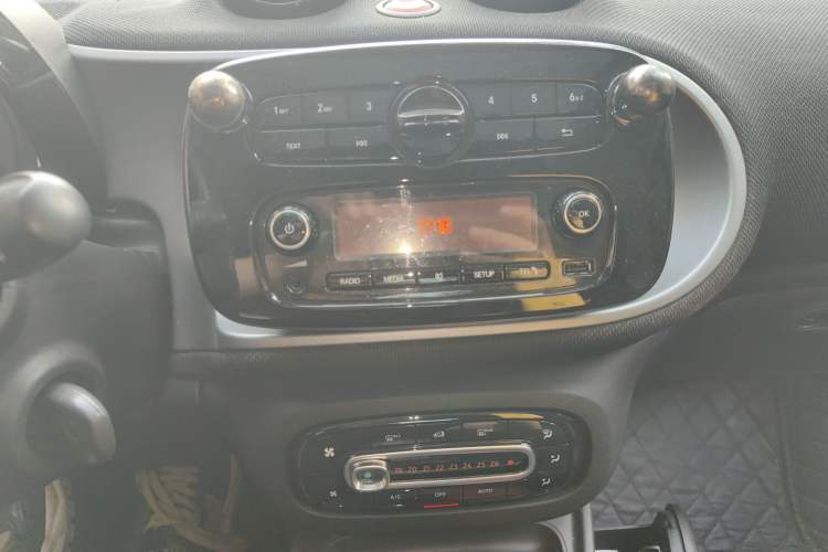 Used smart fortwo 2015 1.0L 52 kW Hardtop Passion Edition Audio And AC Panel