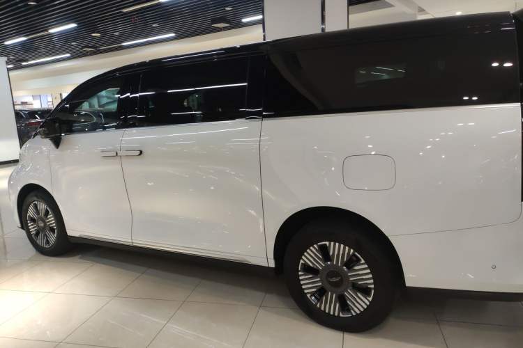 Used Geely Galaxy LEVC L380 2024 140-Degree 6-Seater All-Wheel-Drive Ultra
