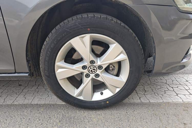 Used Volkswagen Bora 2013 1.6L Manual Comfort Model Right Front Wheel Hub