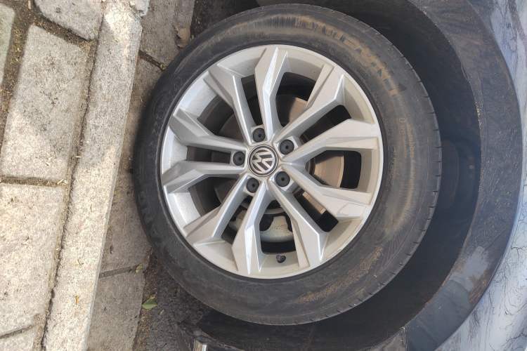 Used Volkswagen Magotan 2017 330TSI DSG Luxury Model Right Front Wheel Hub