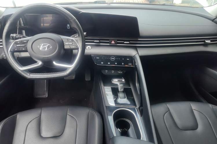 Used Hyundai Elantra 2021 1.5L CVT GLX Elite Edition Center Console