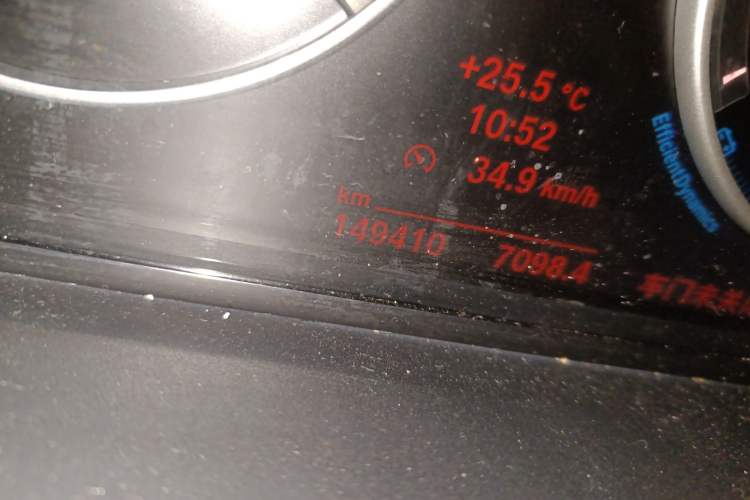 Used BMW 5 Series 2014 525Li Leading Model Odometer Close Up