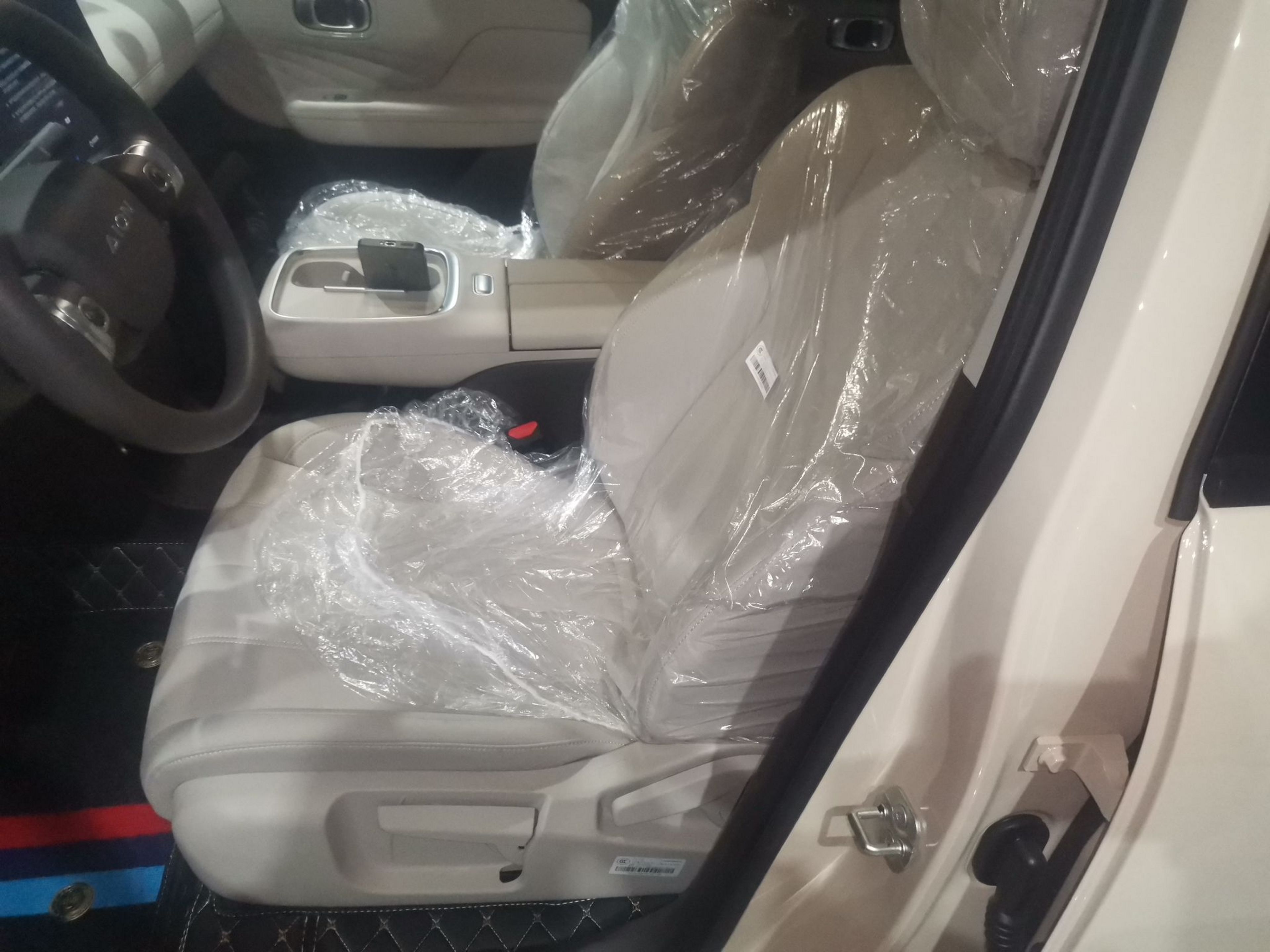 المقاعد الأمامية داخل السيارة