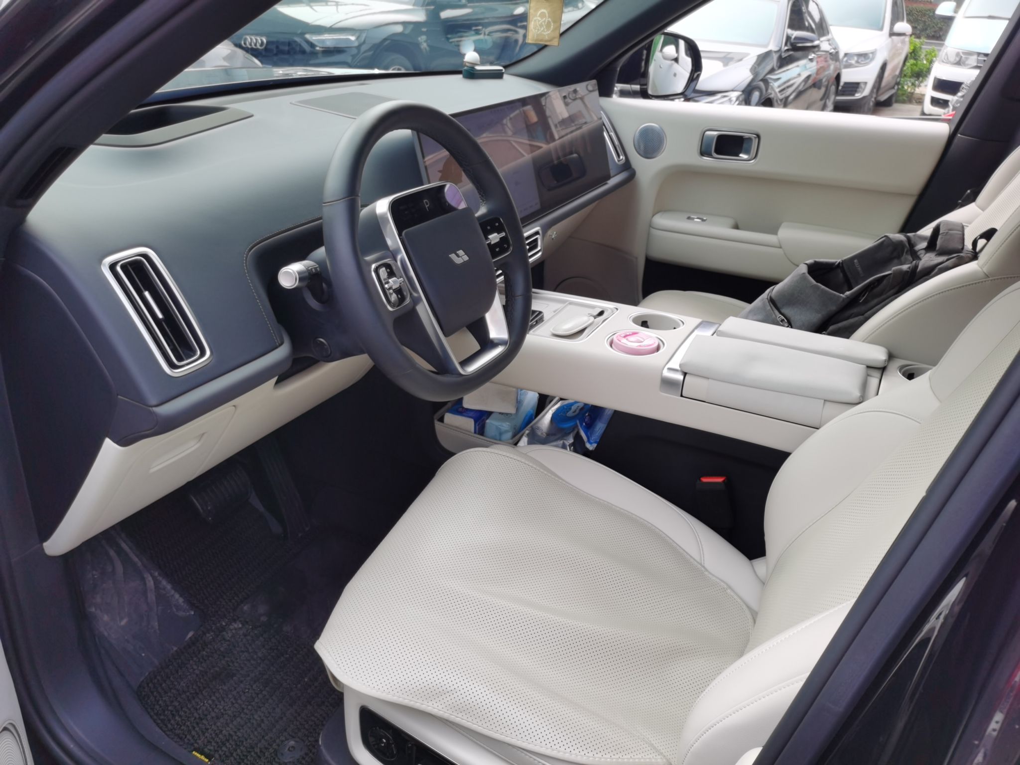 المقاعد الأمامية داخل السيارة