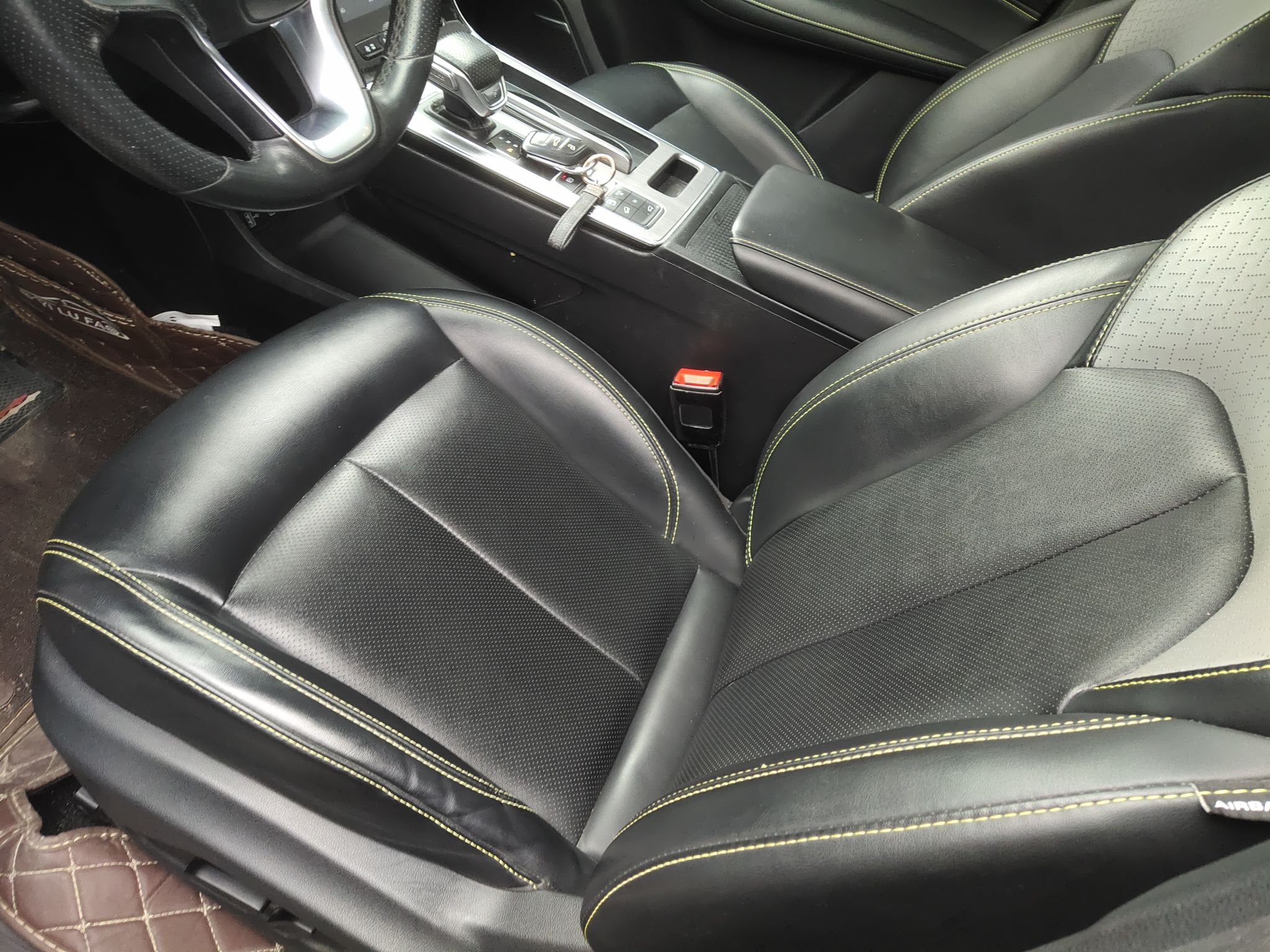 Переднее сиденье в автомобиле