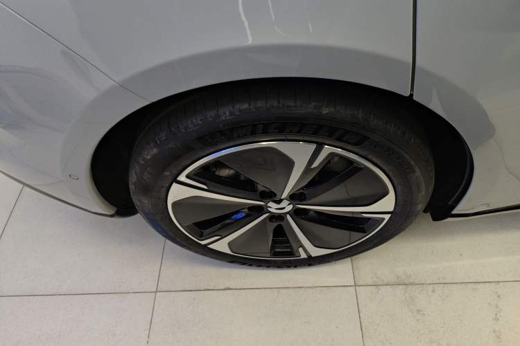 Used Nio ET5T 2025 75 kWh Touring Right Rear Wheel Hub