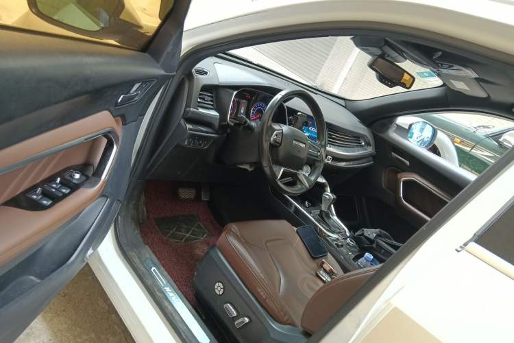 Used Haval H6 2017 Blue Label 1.5T Automatic Two-Wheel Drive ZhiShang Model Driver Seat