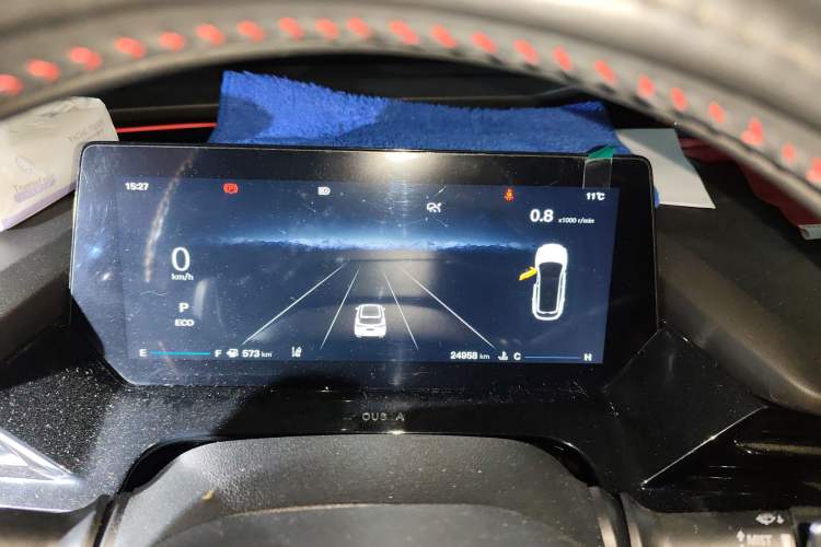 Used CHANGAN OSHAN Z6 2023 Blue Whale 1.5T DCT Smart-Led City Edition Odometer Close Up