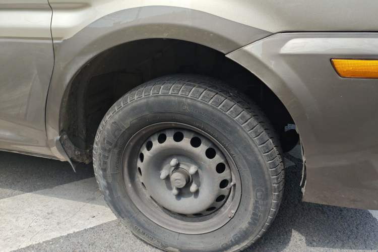 Used FORTHING Lingzhi 2013 M5 Q7 2.0L 7-Seater Long-Wheelbase Comfort Model Right Front Wheel Hub