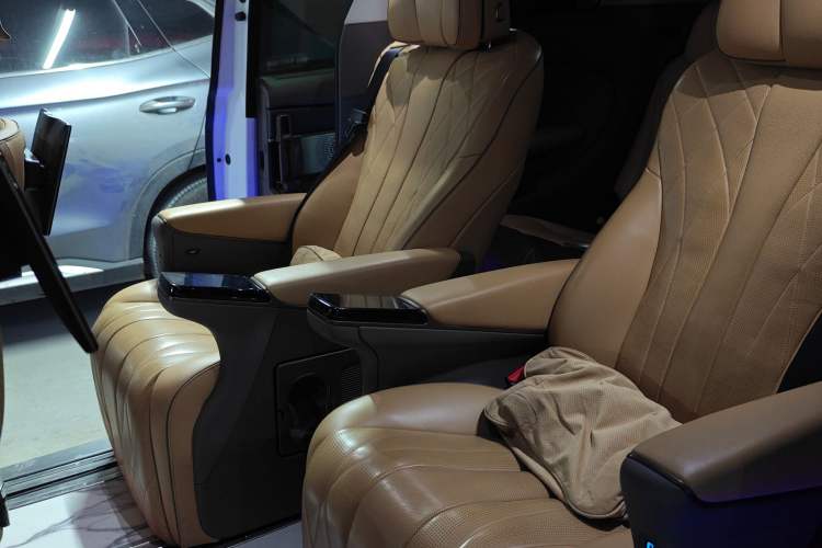 Used Denza D9 2022 DM-i 970 Four-Wheel Drive Prestige Model