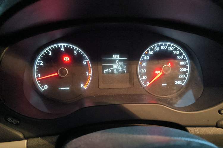 Used Volkswagen Sagitar 2014 1.6L Manual Comfort Model Odometer Close Up