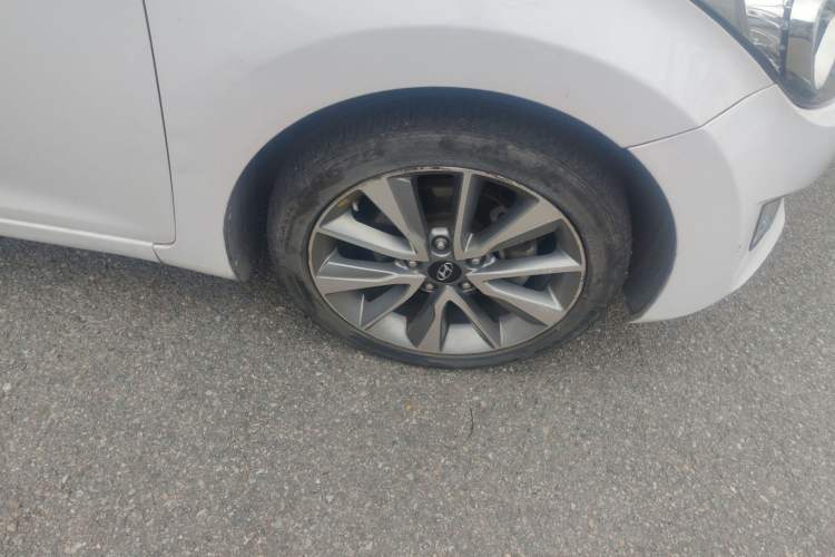 Used Hyundai Elantra (5th Generation / Langdong) 2015 1.6L Automatic Leading Model Right Front Wheel Hub